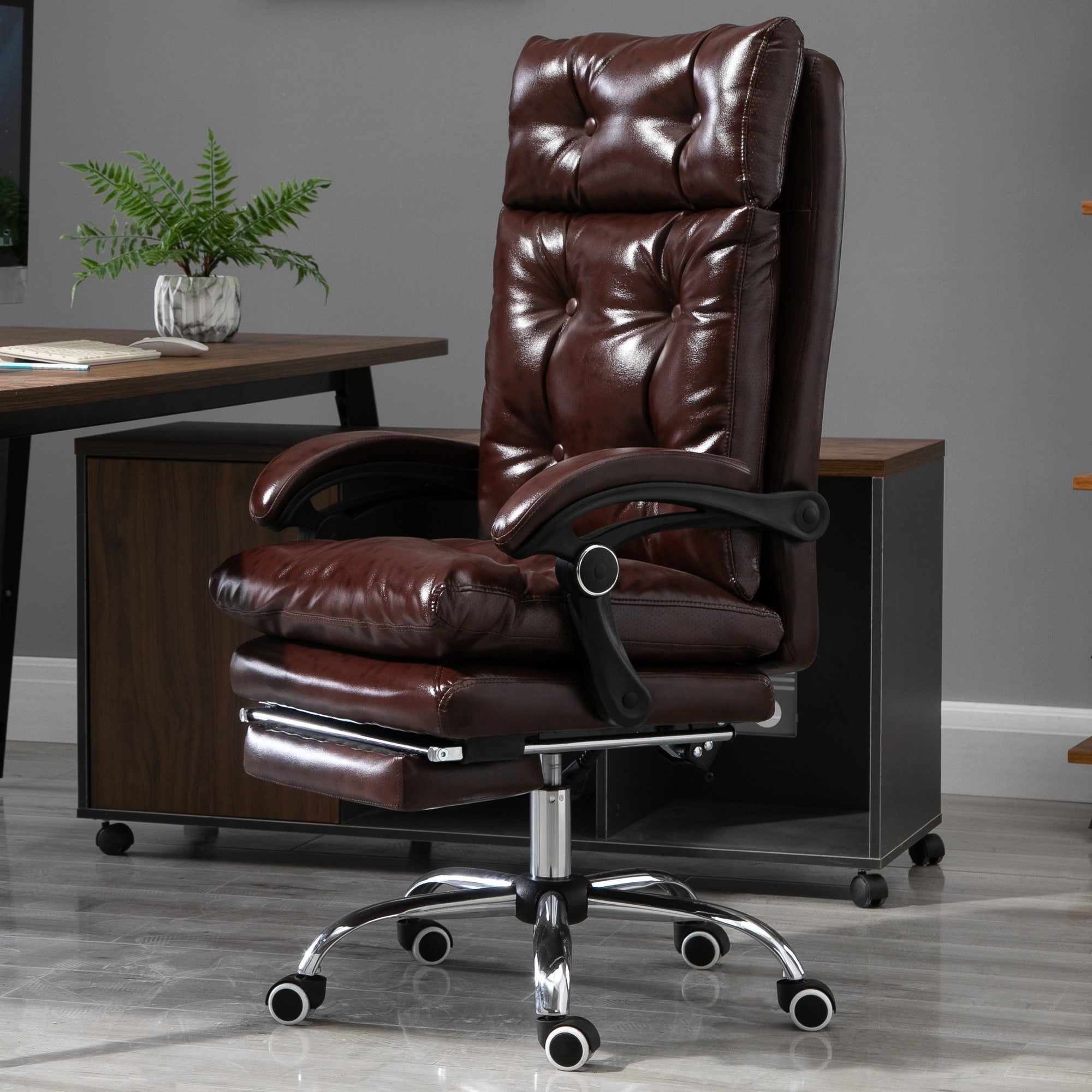 Easycomfort Poltrona Ufficio Presidenziale Similpelle Marrone Stile Chesterfield, Schienale Reclinabile 135° e Poggiapiedi