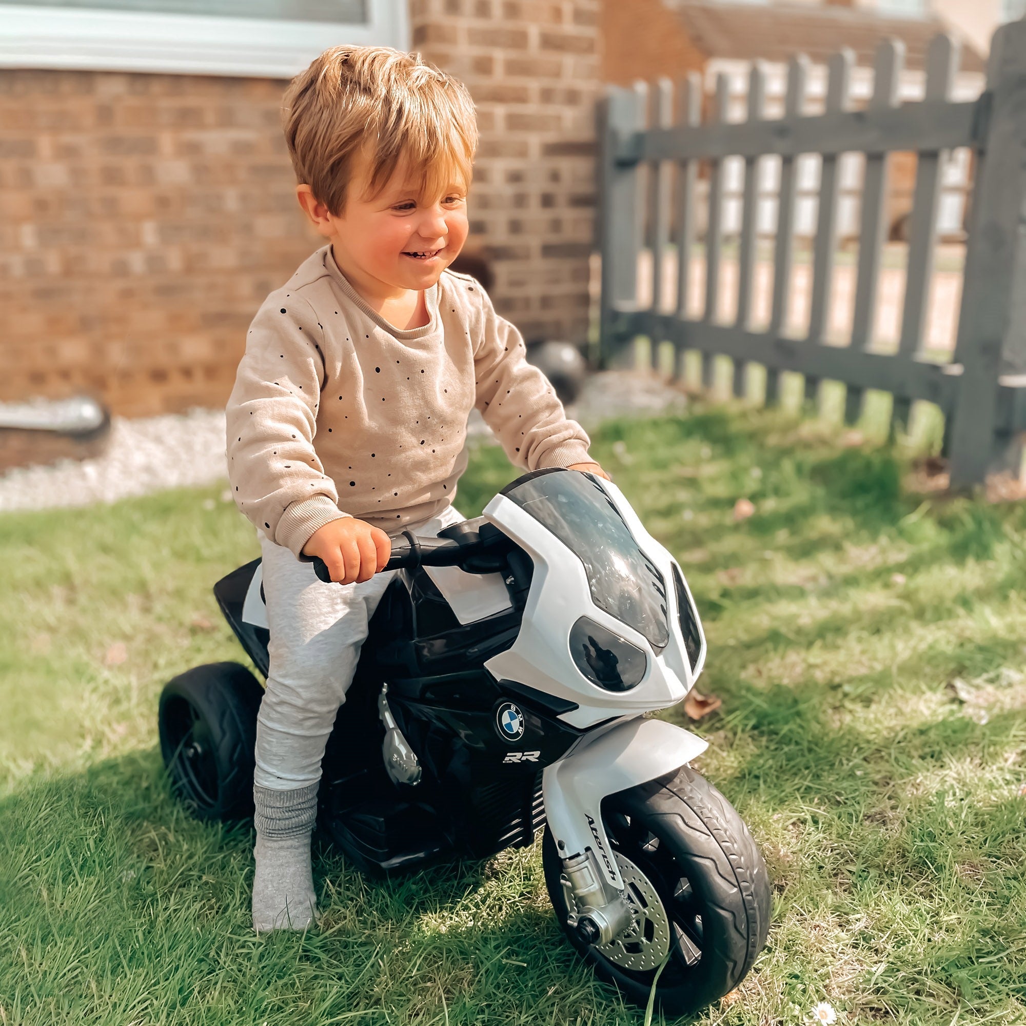 Easycomfort Moto Elettrica per Bambini Max. 20kg with Licenza BMW, Macchina Elettrica with 3 Ruote, Batteria Ricaricabile 6V, white Nera, 66x37x44cm