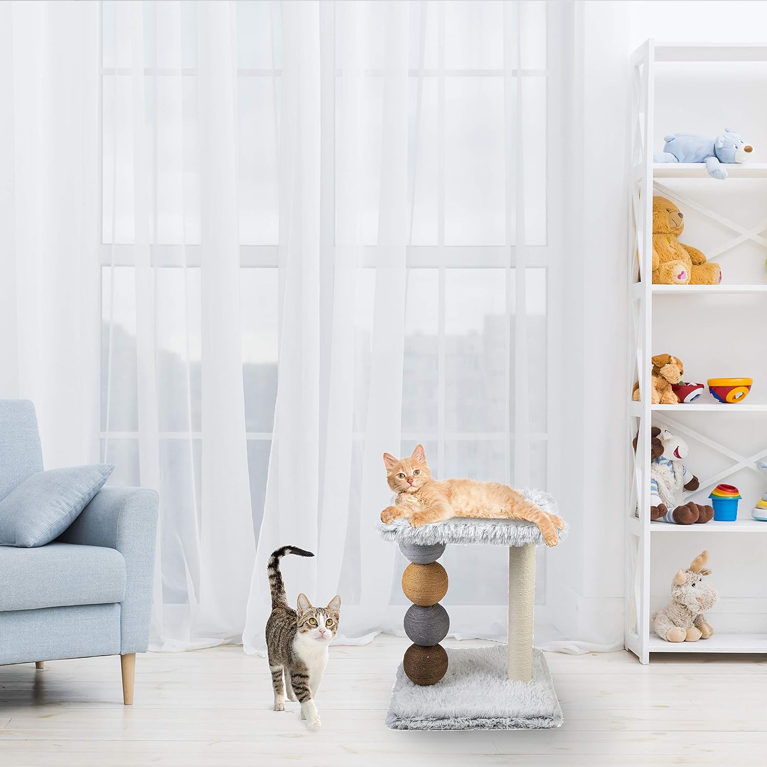 Tiragraffi per Gatti white Rivestimento Peluche with Palle Colorate e Palo in Sisal 52x40x40 cm